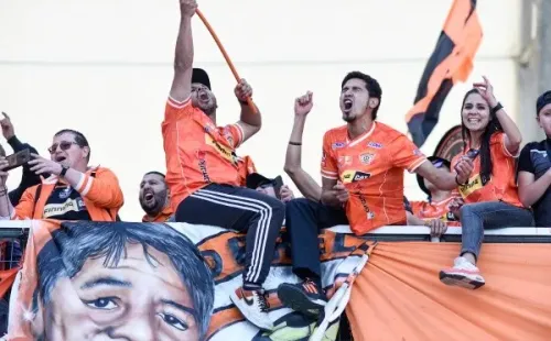 Así vivió el triunfo ante Fernández Vial parte de la hinchada de Cobreloa en el Ester Roa Rebolledo de Concepción. (Agencia Uno).