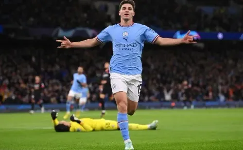 Julián Álvarez celebra el gol que le anotó al Sevilla de Jorge Sampaoli. (Getty Images).