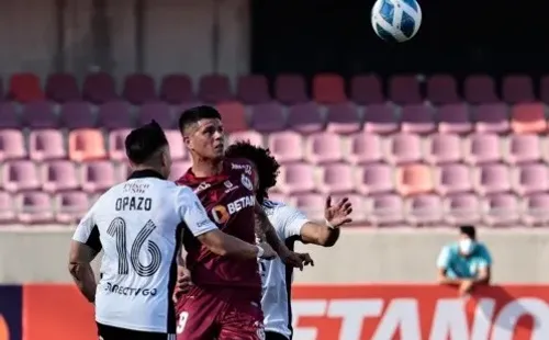 Marcelo Estigarribia lucha una pelota aérea con Maximiliano Falcón. (Agencia Uno).