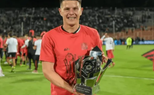 Marcelo Estigarribia posa con el trofeo Kun Agüero por ser el goleador de la Copa Argentina.