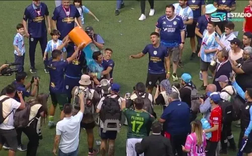 Nicolás Núñez fue empapado con bebida isotónica luego del título y el ascenso de Magallanes a la primera división del fútbol chileno. (Captura TNT Sports).