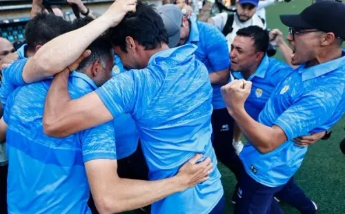 El staff técnico de Nicolás Núñez celebra uno de los penales que convirtió César Cortés para el ascenso y el título de Magallanes. (Agencia Uno).