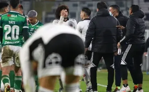 Maxi Falcón reprueba el reto que Gustavo Quinteros le dio por un foul en el duelo ante Deportes Temuco por la Copa Chile. (Agencia Uno).
