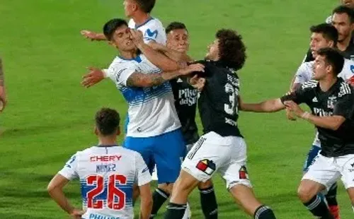 Otra toma de la agresión de Maximiliano Falcón a Valber Huerta en la Supercopa que la UC le ganó a Colo Colo. (Agencia Uno).