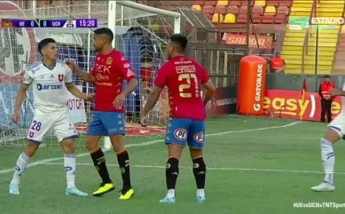 Israel Poblete se molestó mucho por los paipes que le pegó Gonzalo Espinoza. (Captura TNT Sports).