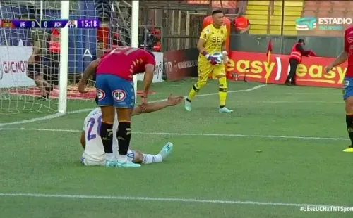 Gonzalo Espinoza golpeó más de una vez a Israel Poblete. El Bulldog “malgastó la tarjeta amarilla”, según la opinión del comentarista Cristián Basaure. (Captura TNT Sports).