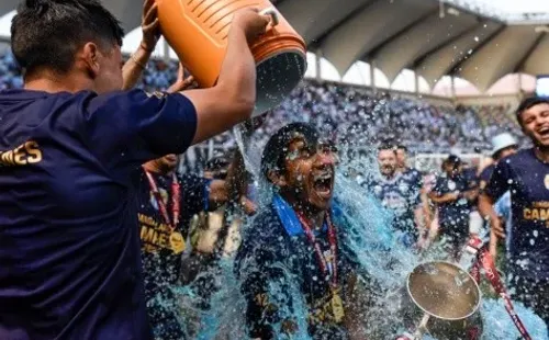 El baño de bebida isotónica que recibió Nicolás Núñez luego del título de Magallanes en el Campeonato Ascenso. (Agencia Uno).