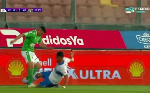 El golpe de Fabián Torres que le provocó un corte a Mauricio Isla. (Captura TNT Sports).