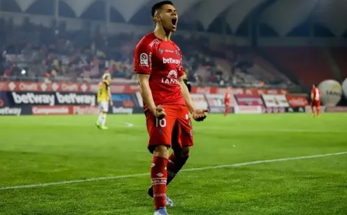 Alexander Aravena festeja uno de los 11 goles que ha anotado para Ñublense en el Campeonato Nacional 2022. (Agencia Uno).