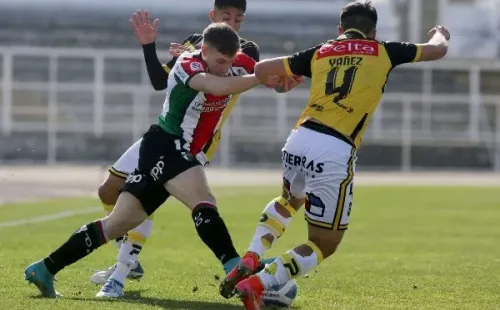 Bruno Barticciotto en acción por Palestino ante la marca de Felipe Yáñez, el lateral izquierdo de Colo Colo cedido en Coquimbo Unido. (Agencia Uno).