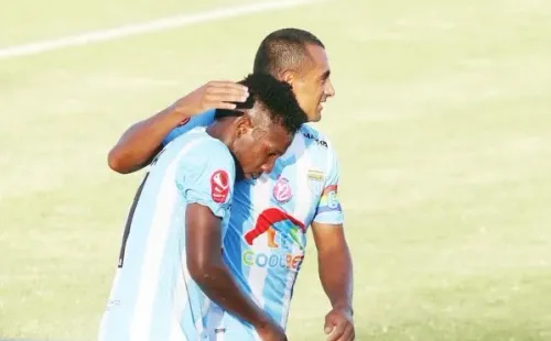 César Cortés felicita a Yorman Zapata por uno de los cuatro goles que convirtió el colombiano de 22 años en el Campeonato Ascenso 2022. (Agencia Uno).