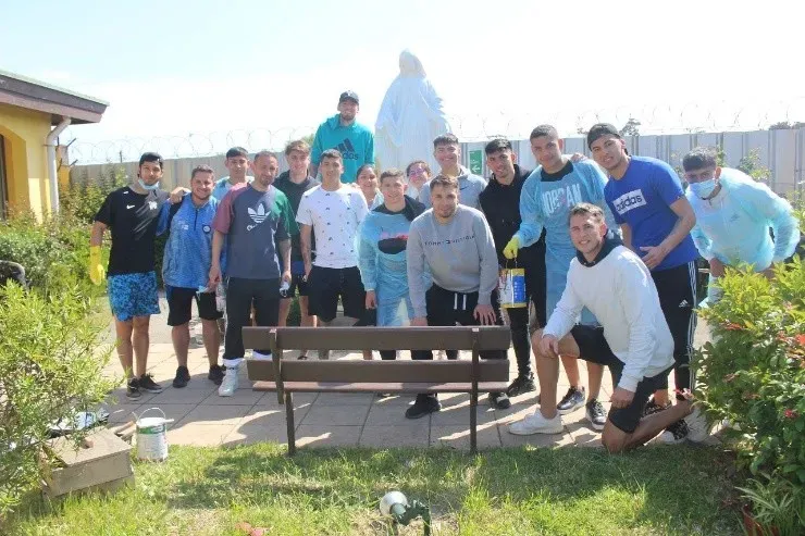 Jugadores Huachipato en la Fundación Las Rosas