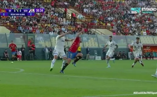 Luis Casanova y Octavio Rivero disputaron una pelota en la jugada que terminó con el uruguayo gravemente lesionado. (Captura TNT Sports).