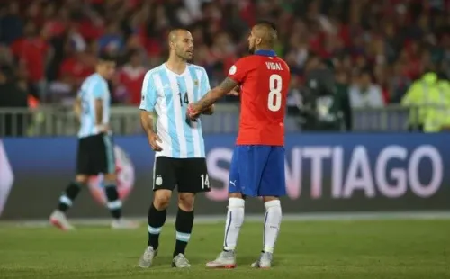 Javier Mascherano y Arturo Vidal en la final de la Copa América 2015