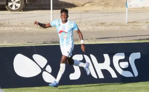 Yorman Zapata festeja uno de los goles que ha marcado en Magallanes, cuadro al que llegó en 2019 desde las inferiores de la UC. (Agencia Uno).