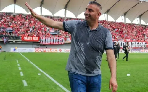 Jaime García se fue ovacionado por los hinchas de Ñublense tras empatar con Colo Colo y asegurar su clasificación directa a Copa Libertadores. | Foto: Agencia Uno