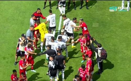 El pasillo donde los jugadores se saludaron de buena manera (TNT)