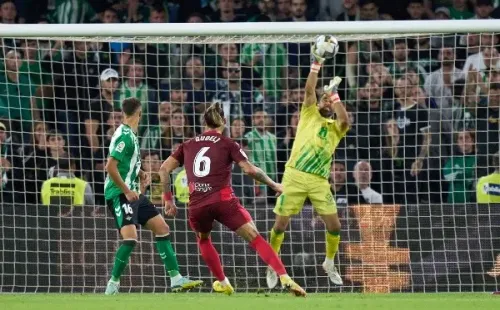 Claudio Bravo aportó con tapadones para salvar el empate del Betis ante Sevilla. Foto: Getty Images