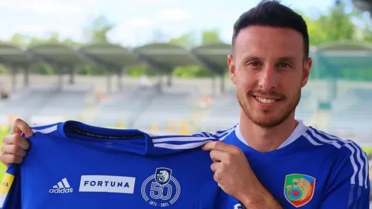 Ángelo Henríquez juega actualmente en Polonia, país que visitará la Roja el 16 de noviembre