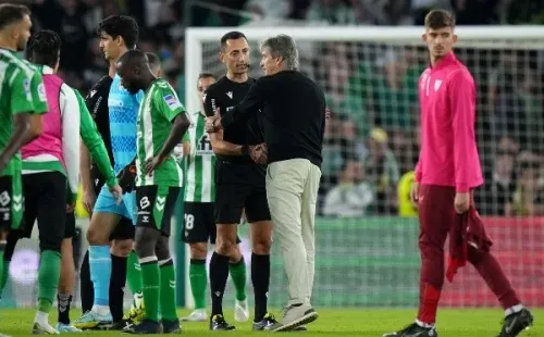 Pellegrini charla con el árbitro del clásico sevillista (Getty)