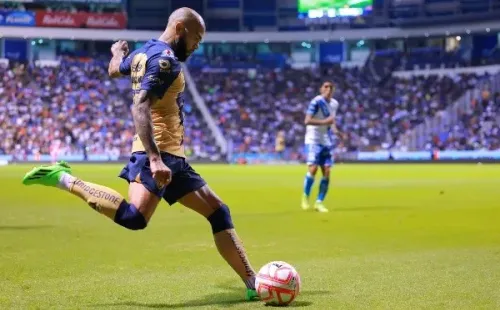 Dani Alves juega actualmente en Pumas de México (A