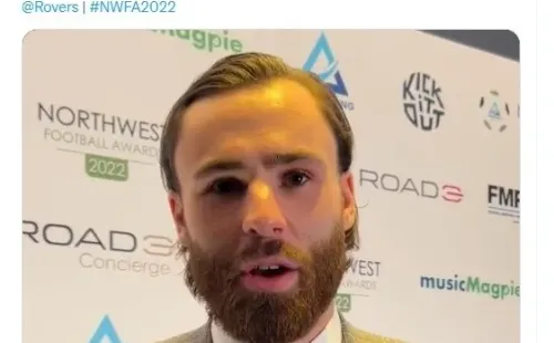 Ben Brereton recibe su premio como mejor jugador.