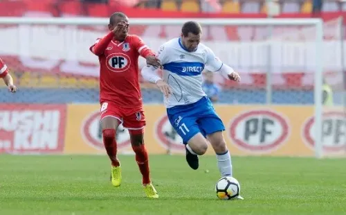 Ángel Rodríguez lucha la pelota con Luciano Aued en 2018, cuando el uruguayo jugó para Unión La Calera. (Agencia Uno).