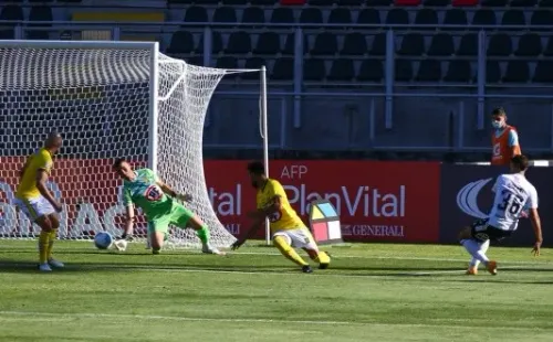 Guillermo Reyes no pudo detener el tiro de Pablo Solari en la victoria de Colo Colo a la Universidad de Concepción por el partido de promoción en el Campeonato Nacional 2020. (Agencia Uno).