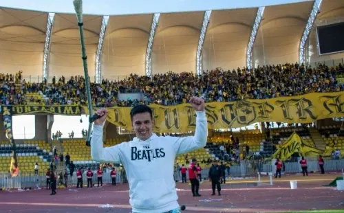 Abrigo festejó en la cancha con su familia y los hinchas.