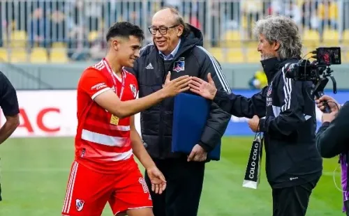 El homenaje de entrega de medalla que recibió Pablo Solari en la previa del partido entre Colo Colo y River Plate. (Guille Salazar).