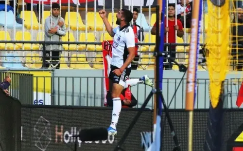 Emiliano Amor festeja el transitorio empate 2-2 entre Colo Colo y River Plate. (Agencia Uno).