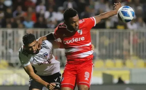 Emiliano Amor disputa un balón con el colombiano Miguel Borja, autor de dos goles en la victoria de River Plate vs. Colo Colo. (Agencia Uno).