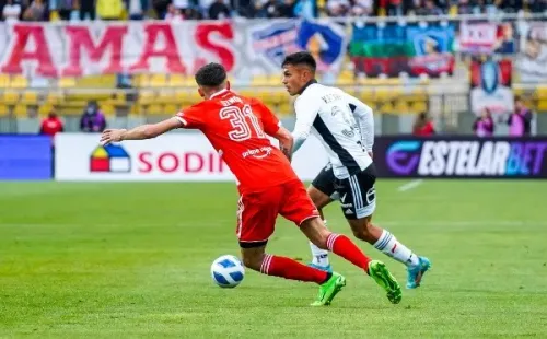 Vicente Pizarro conduce el balón ante la marca de Santiago Simón en la derrota por 4-3 de Colo Colo ante River Plate. (Guille Salazar).