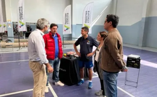 El CEO de Bettersport conversa con el argentino Eduardo Raffetto, quien llevó a cabo esta clínica de tenis para personas ciegas. (Comunicaciones Bettersport).