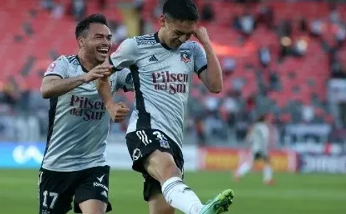 Joan Cruz celebra el gol que le convirtió a Everton en la final de la Copa Chile junto con Gabriel Suazo. ¿Se irán ambos libres de Colo Colo? (Agencia Uno).