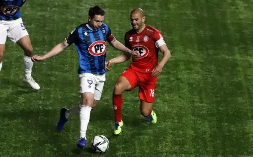 Sebastián Sáez en acción contra Claudio Sepúlveda. ¿Serán compañeros en Huachipato? (Agencia Uno).