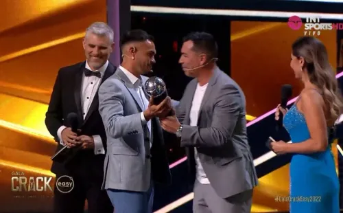 Gabriel Suazo le entregó el premio a Paredes.