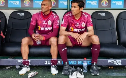 Matías Fernández y Humberto Suazo dejaron La Serena tras el descenso a la B. Foto: Agencia Uno