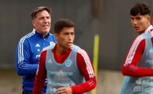 Eduardo Berizzo mira atento la práctica de la Roja. Lucas Assadi tiene una chance de impresionar al Toto. (Comunicaciones ANFP).