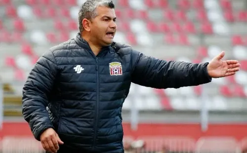 Damián Muñoz seguirá al mando de Curicó. | Foto: Agencia Uno
