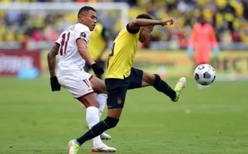 Byron Castillo intenta llevarse el balón ante la marca del venezolano Darwin Machís. (Getty Images).