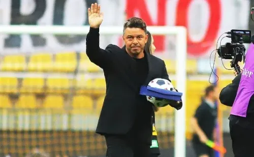 Marcelo Gallardo esperó a los árbitros en el camarín.