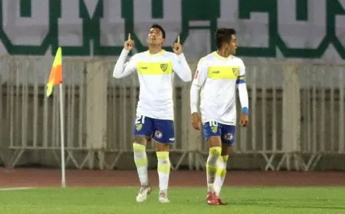 Juan Ignacio Duma festeja un gol acompañado de Mikel Arguinarena, el capitán y su gran socio en A.C. Barnechea. (Agencia Uno).