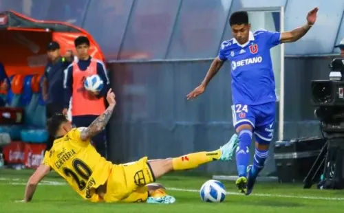 Rodrigo Echeverría en acción ante Darío Osorio en el empate 1-1 entre Universidad de Chile y Everton de Viña del Mar. (Agencia Uno).
