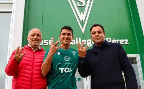Sebastián “Chino” Martínez posa con la camiseta de Santiago Wanderers.