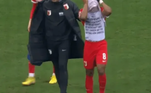 La reacción de Carlos Gruezo cuando salía del campo de juego en el estadio WWK Arena. (Captura).