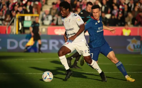 Henríquez fue reemplazado en el minuto 31. Foto: @MiedzLegnica