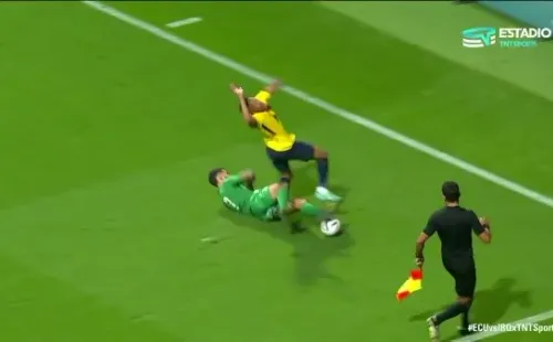 El patadón del joven Alai Ghassem en contra de Byron Castillo. (Captura TNT Sports).