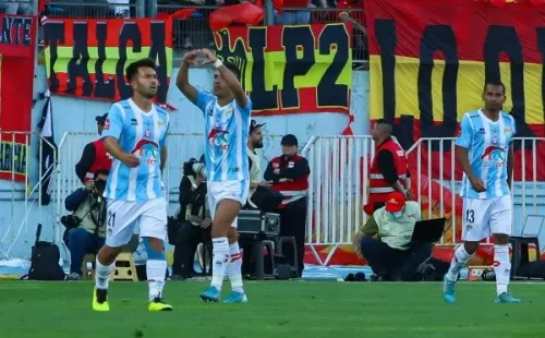 Flores dedica su gol a la tribuna (Agencia Uno)