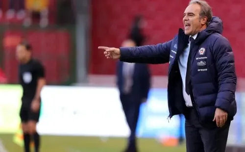 Martín Lasarte da indicaciones en Quito, donde la Roja igualó 0-0 ante Ecuador el 5 de septiembre de 2021. (Getty Images).